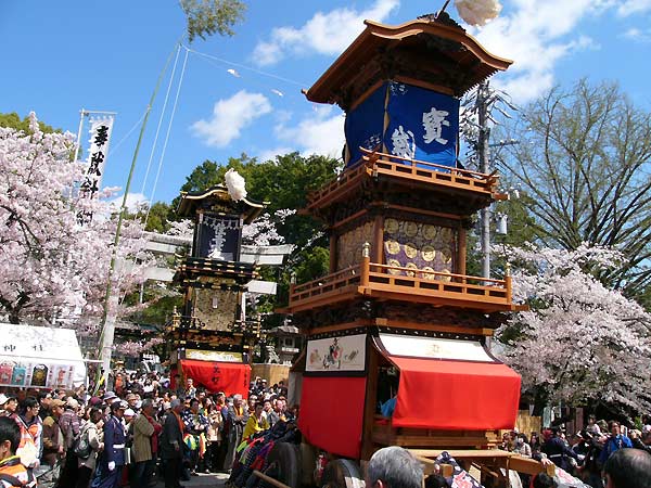 街は祭りの最中